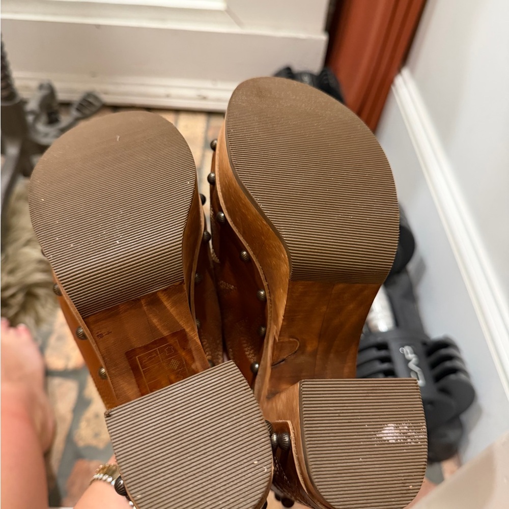DINGO free spirit Studded Tan Platform Heels clogs new with tag- only tried on - Picture 4 of 6